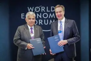 Presidente del Foro Económico Mundial y el presidente Mulino sellan acuerdo para evento en Panamá